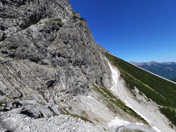 Über Felsen und steinigen Untergrund hinauf zum Lünersee