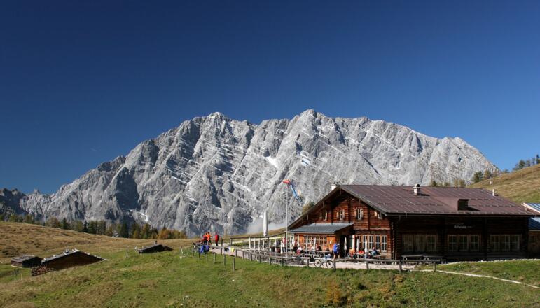 Die Gotzenalm - im Hintergrund der Watzmann.