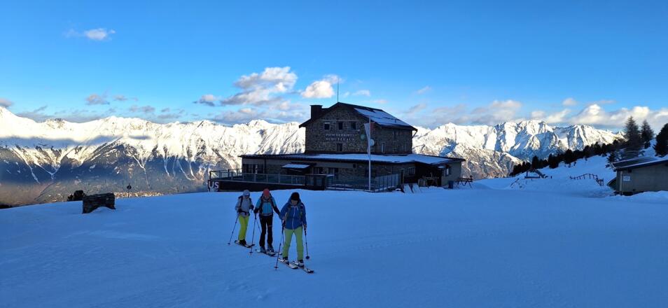 Start bei der Bergstation der Patscherkofelbahn, hinten das Patscherkofel Schutzhaus.