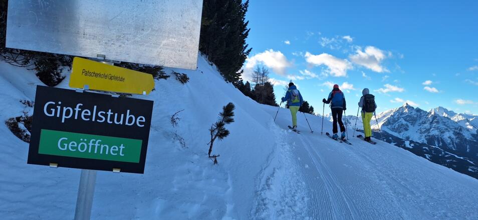 Die &quot;Gipfelstube&quot; ist im Winter geöffnet - für Pistentourengeher und Winterwanderer. Hinten die Serles, ganz hinten der Habicht (3277 m).