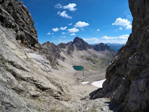 Der verlockende Hermannskarsee aus der Hermannskarscharte gesehen.