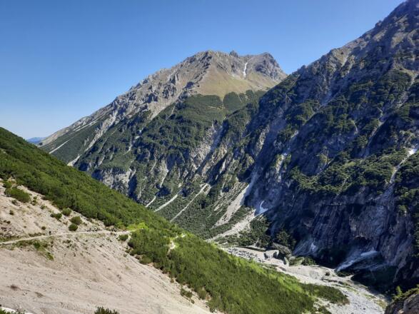 Unterwegs auf dem Bösen Tritt mit Blick zurück auf die Talstation der Lünerseebahn