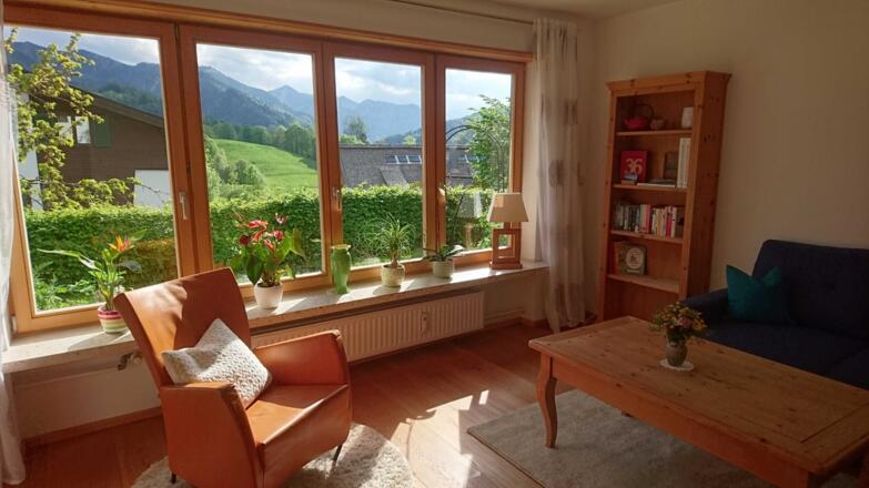 Charmantes Wohnzimmer mit Bergblick
