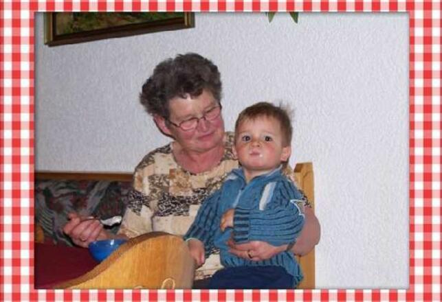 Oma mit Pius April 2008