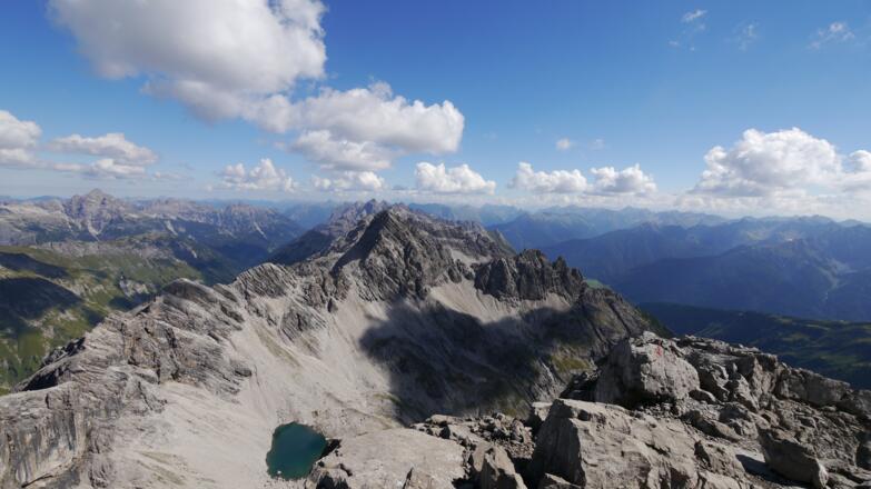 Großer Krottenkopf (2656 m) - Ausblick am Gipfel über die Hornbachkette