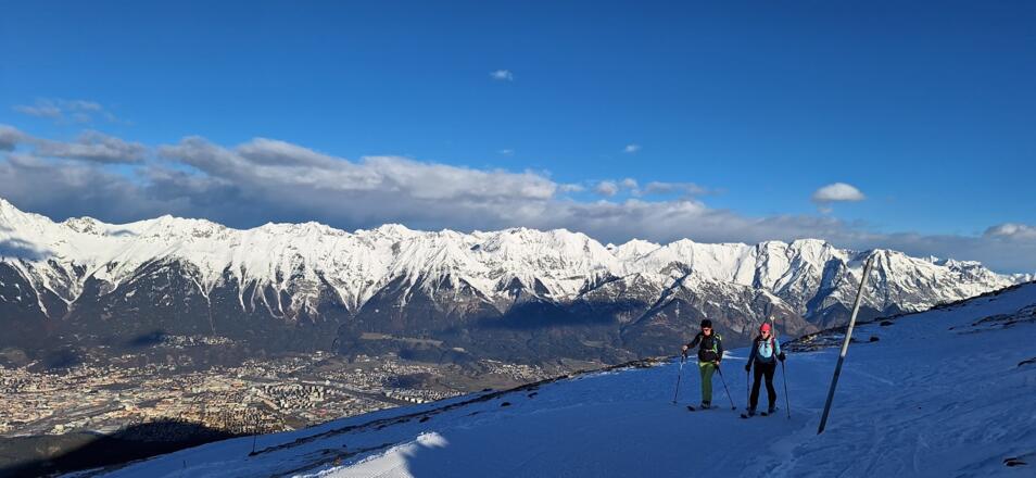 Die letzte der vier Kehren zum Patscherkofel Gipfel. Unten Innsbruck, darüber Nordkette und Karwendel.