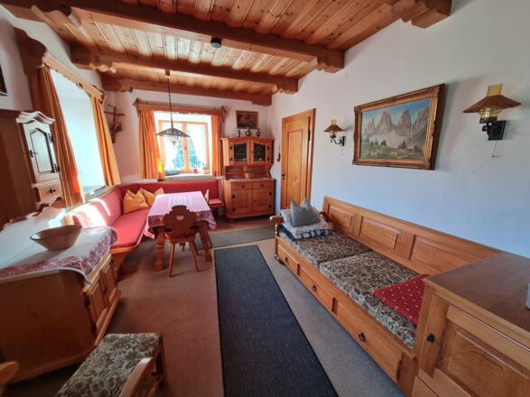 Wohnzimmer mit Eckbank, Sofa, Sessel und Flachbildfernseher