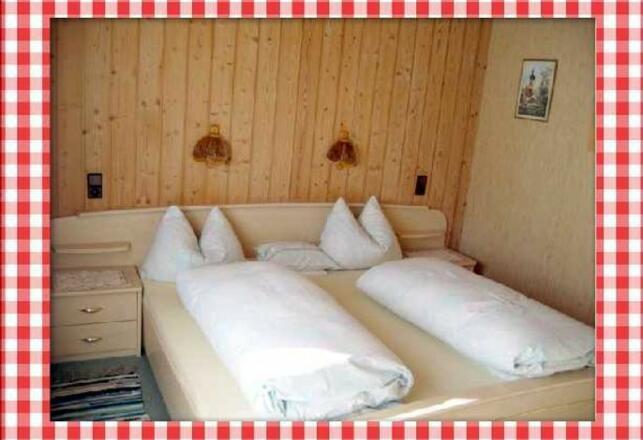 Eines unserer hellen Doppelzimmer mit ca. 22 m². Alle mit bestuhltem Balkon, Du/WC, Sat-TV und erweitertem Frühstück.