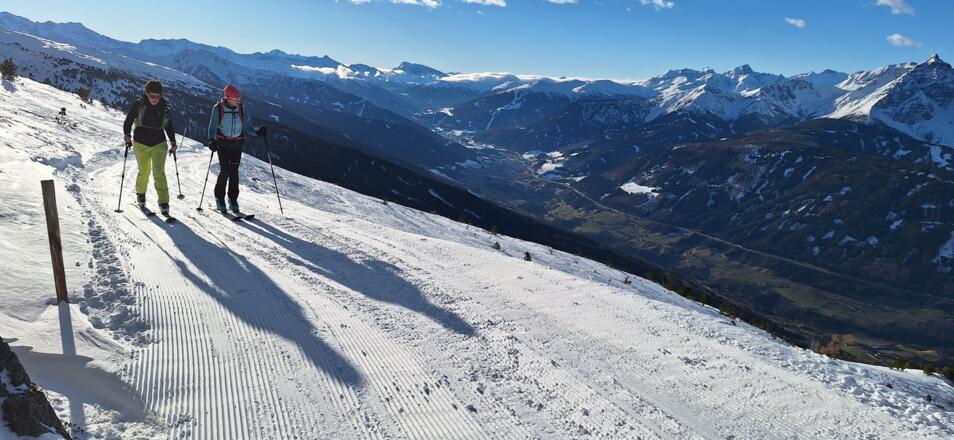 Unten das Wipptal, hinten die Brennerberge, ganz rechts die Serles.