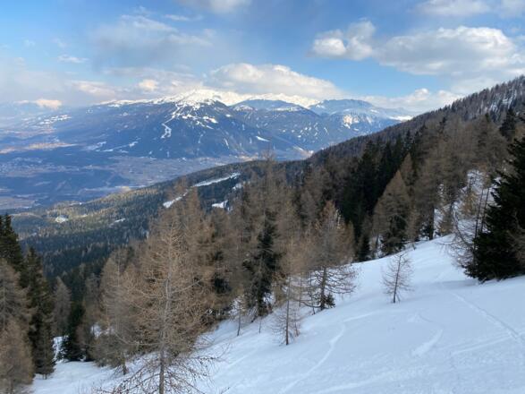 Vom Güterweg steigt man anschließend nochmals durch lichten Wald und über freie Hänge bis zum Pfriemesköpfl auf.