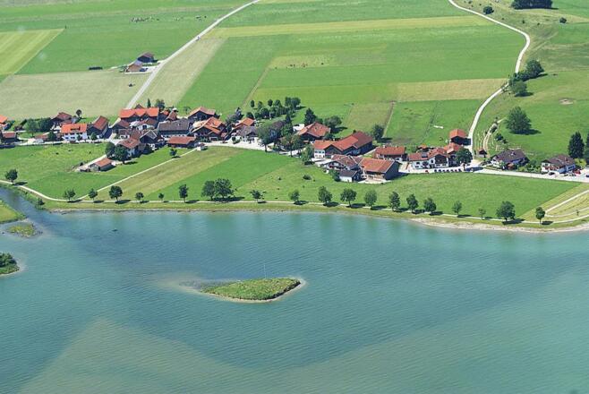 Luftaufnahme, ganz rechts Ferienhäuser Hohenadl