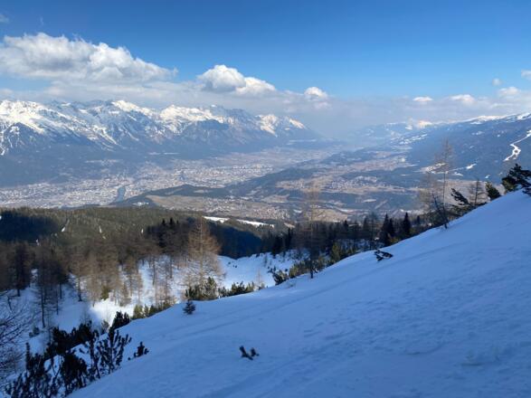 Dabei schweift der Blick hinunter in das frühlingshafte Inntal mit der Landeshauptstadt Innsbruck.