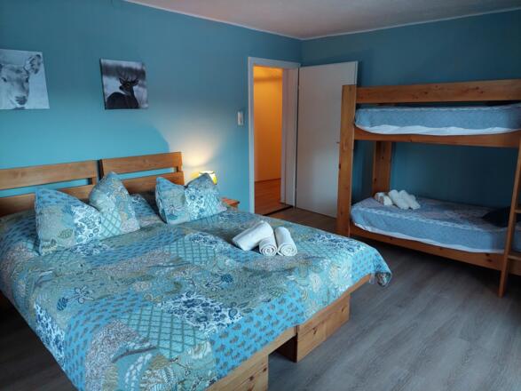 Schlafzimmer 4 (2x Einzelbett, 1x Stockbett)