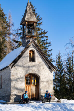 Die St Anna Kapelle auf der Hemmersuppenalm lädt zur Rast ein.
