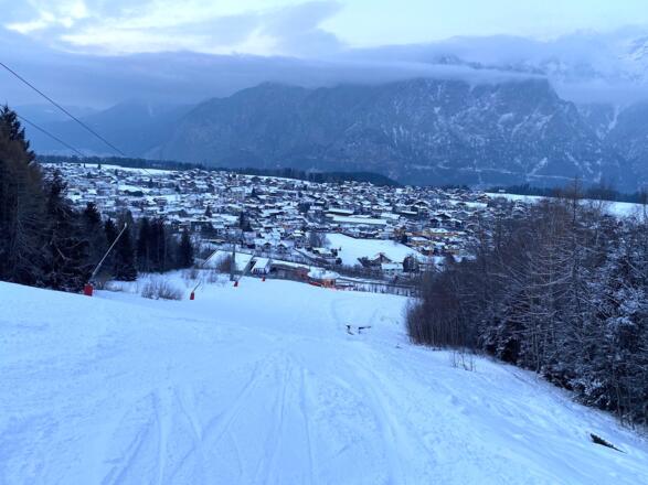 Die Talstation der Nockspitzbahn, die sich etwas oberhalb von Götzens befindet, ist nach diesem letzten Hang erreicht.