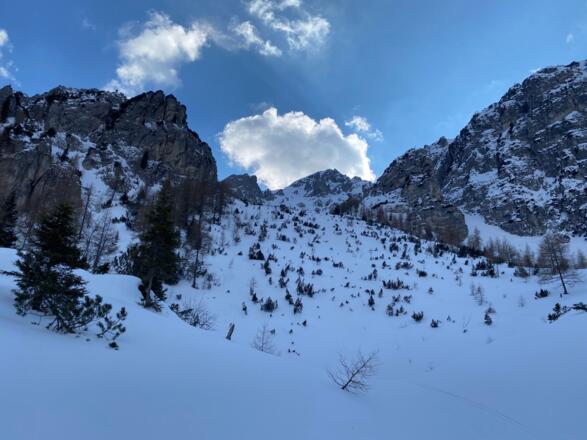 Die Abfahrt erfolgt über die Aufstiegsroute bis man auf den Güterweg trifft, der die Mutterer Alm und die Raitiser Alm verbindet.