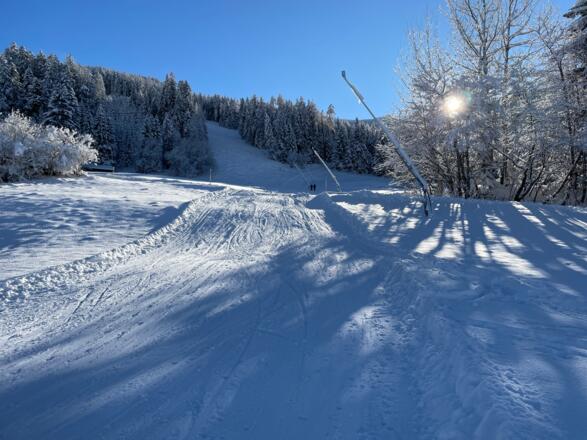 Am Bauernhof vorbei, bleibt man bis kurz vor Beginn der Steilstufe auf der Piste.