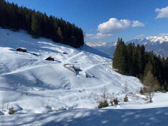 Hat man schließlich den Wald verlassen, steigt man nicht zu den zwei Stadeln auf, sondern wechselt den Geroldsbach auf die linke Seite.