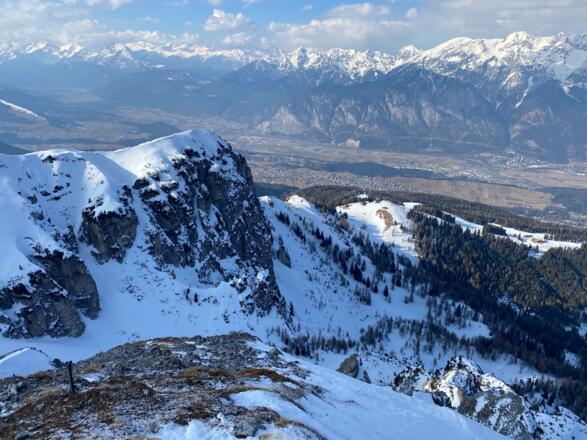 Tiefblick zur Pfriemeswand und hinunter zum Pfriemesköpfl mit der Bergstation der Nockspitzbahn.