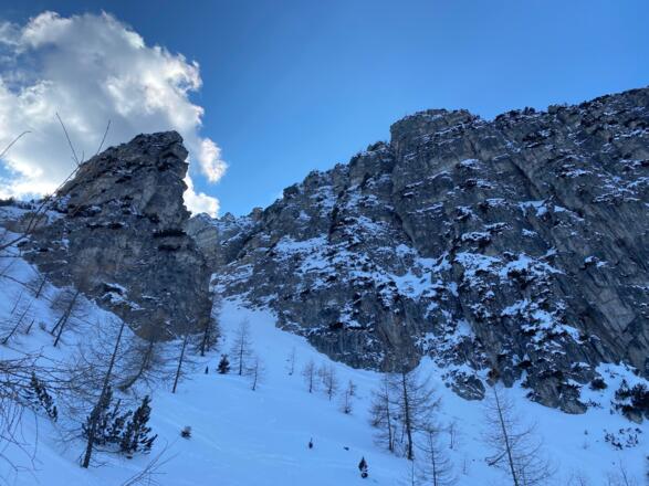 Inmitten mächtiger Felsfluchten geht es über eine erste steilere Stufe hinauf ins Kar.