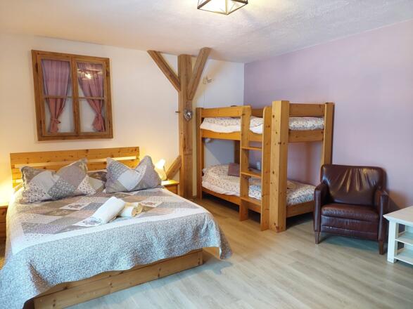 Schlafzimmer 1 (1x Doppelbett, 1x Stockbett)