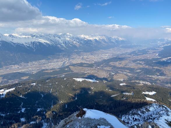 Welch ein Aussichtspunkt! Das Tiroler Inntal mit Innsbruck liegt einem zu Füßen.