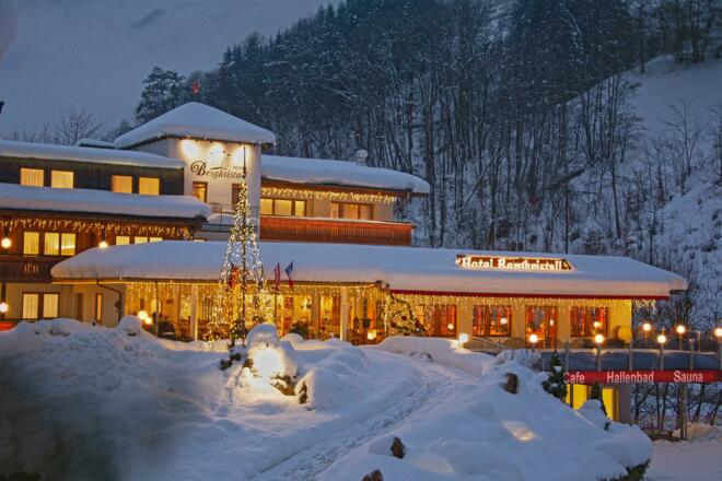 Hotel Nachtaufnahme Winter