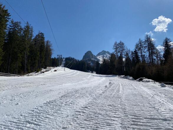 Zuletzt geht es über die Skipiste hinunter in Richtung Götzens.