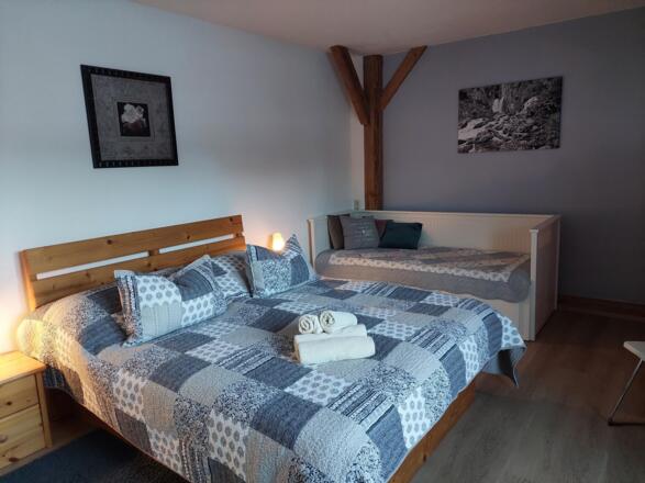 Schlafzimmer 2 (1x Doppelbett, 1x Zusatzbett)