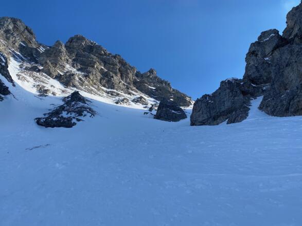 Man nimmt den linken Ast des Kares und steigt immer steiler werdend und in zahlreichen Spitzkehren in Richtung Sattel auf.