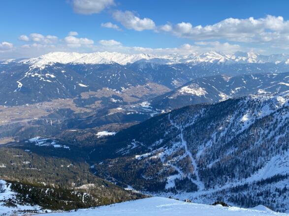 Den steilen Südhang zum Gipfel querend, blickt man hinunter in das Wipptal. Links ist auch gut die Europabrücke erkennbar.