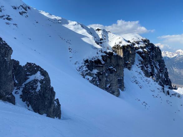 Beim Anstieg zum Sattel schweift der Blick hinüber zur Pfriemeswand.