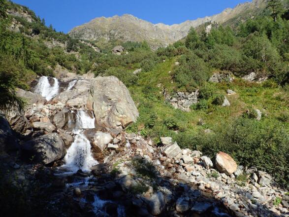 Zahlreiche kleine Wasserfälle bieten einen reizvollen Kontrast