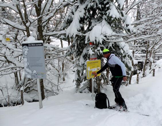 Am Beginn des Lehrpfads und auch jeder Skitour steht die Pieps-Kontrolle.