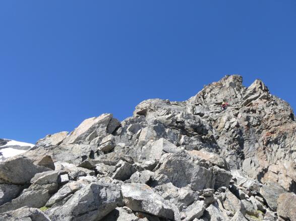 Ausgesetzte Passagen, kurze Seilversicherungen und leichte Kletterstellen unterhalb des Gipfels