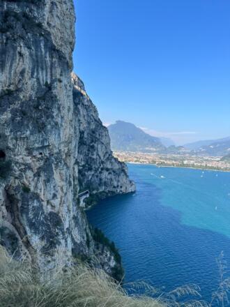 Blick zurück von der Ponalestraße nach Riva del Garda