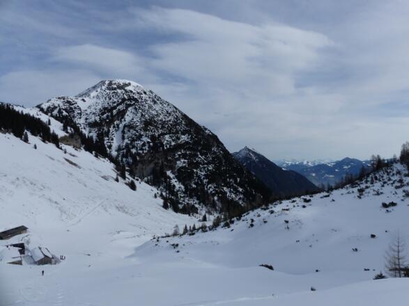 Blick über die Weißenbachalm hinüber zum Bärenkopf, ebenfalls eine schöne Skitour von Pertisau.