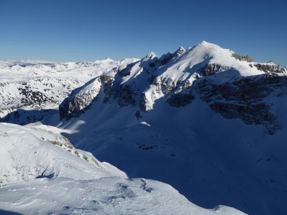 Aufstieg und Abfahrt führen durch das breite Kar, das rechts von der Zehnerkarspitze begrenzt wird.