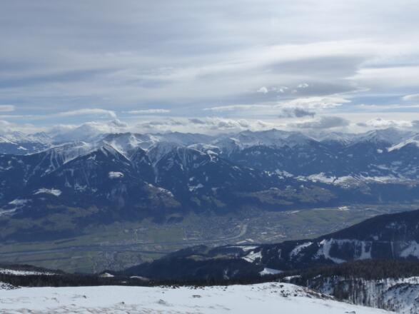 Das Tiroler Inntal mit der Stadt Schwaz liegt uns zu Füßen. Hinten die Tuxer Alpen mit dem Kellerjoch-Massiv.