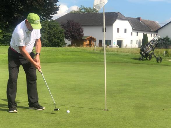 neben dem Golfclub Donau