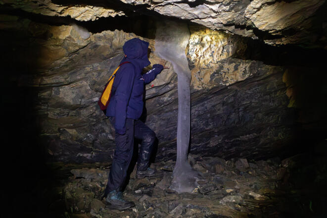 Eisformation im linken Ast der Obstanser Eishöhle.