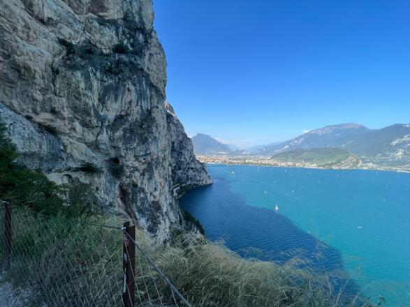 Blick von der Ponalestraße auf Riva del Garda