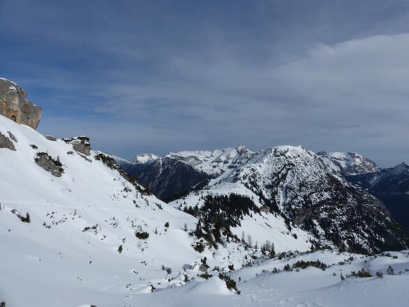 Blick nach Nordosten zum Bärenkopf und zum Rofangebirge. Ganz hinten links ist auch der Guffert gut auszumachen.