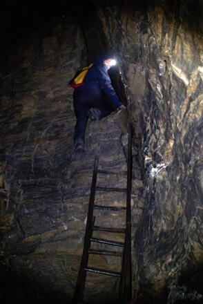 Felsstufe im rechten Ast der Obstanser Eishöhle.