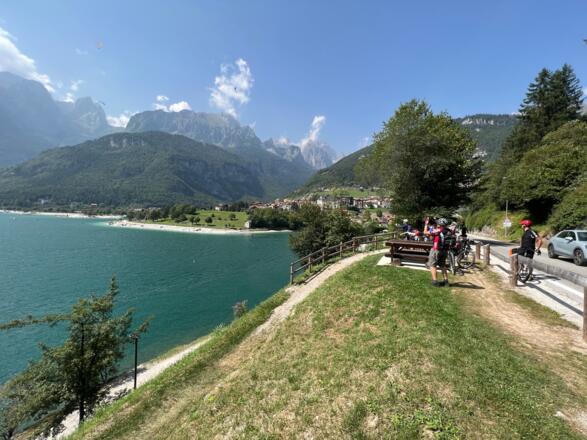 Blick über den Molvenosee auf die Brenta
