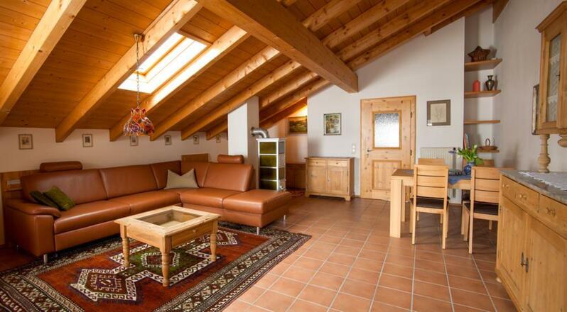 Wohnzimmer mit ausziehbarem Sofa