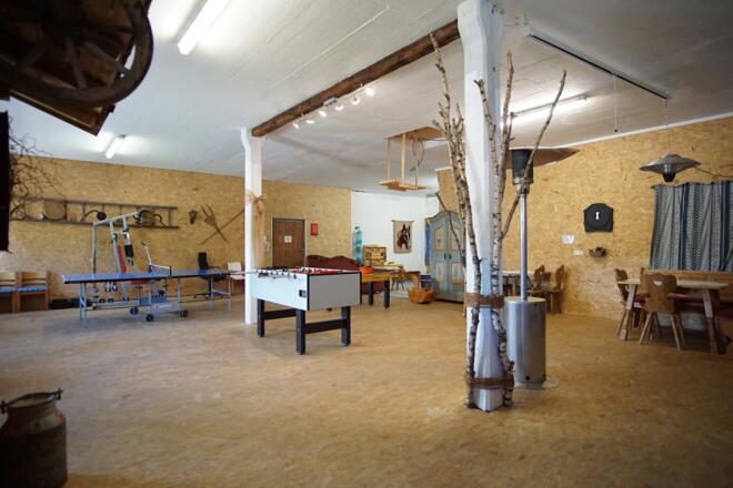 Spielzimmer mit Dart, Kicker, Tischtennis und vielem mehr