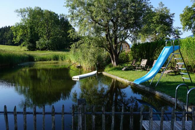 Natur-Badeteich mit Rutsche, Surfbrett, Sprungbrett, Kinderbooten, Kinderbecken, Sauna