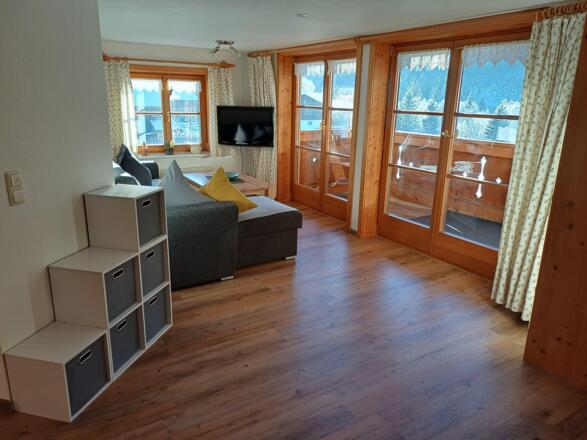 große Fenster mit freiem Bergblick