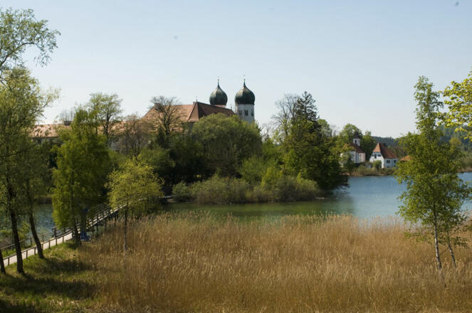 Naturschutzgebiet Seeoner Seen mit Blick auf das Kloster Seeon.